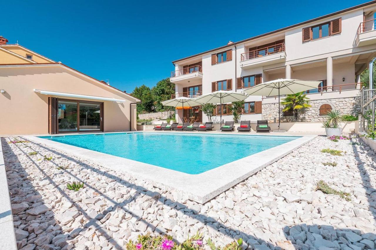 E&T Apartments With A Beautiful Pool Rabac Esterno foto