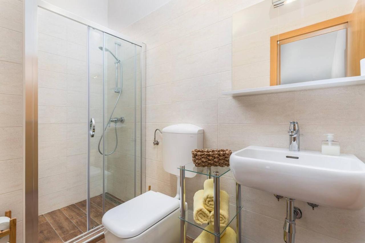 E&T Apartments With A Beautiful Pool Rabac Esterno foto