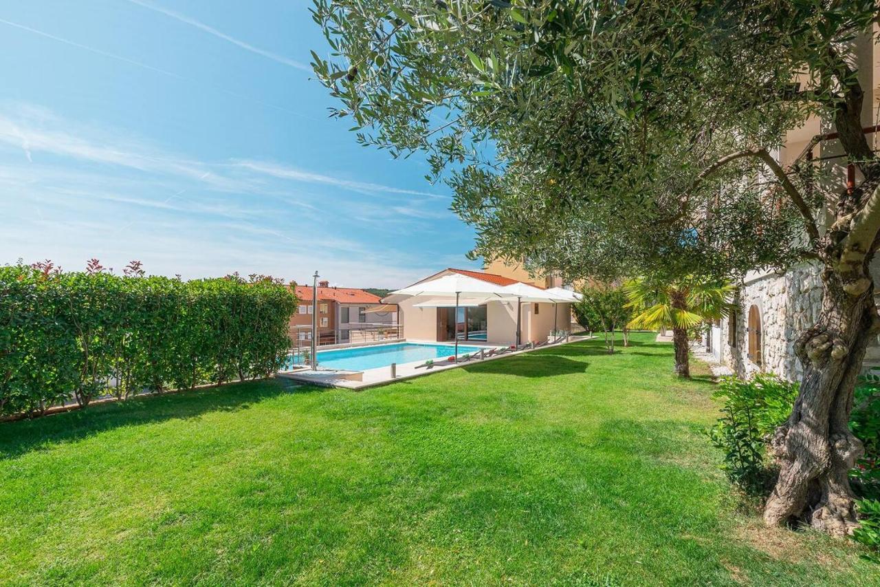 E&T Apartments With A Beautiful Pool Rabac Esterno foto