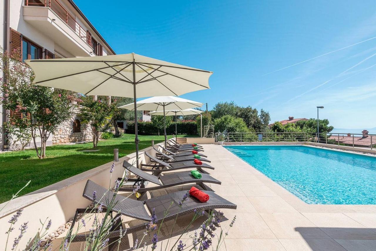 E&T Apartments With A Beautiful Pool Rabac Esterno foto