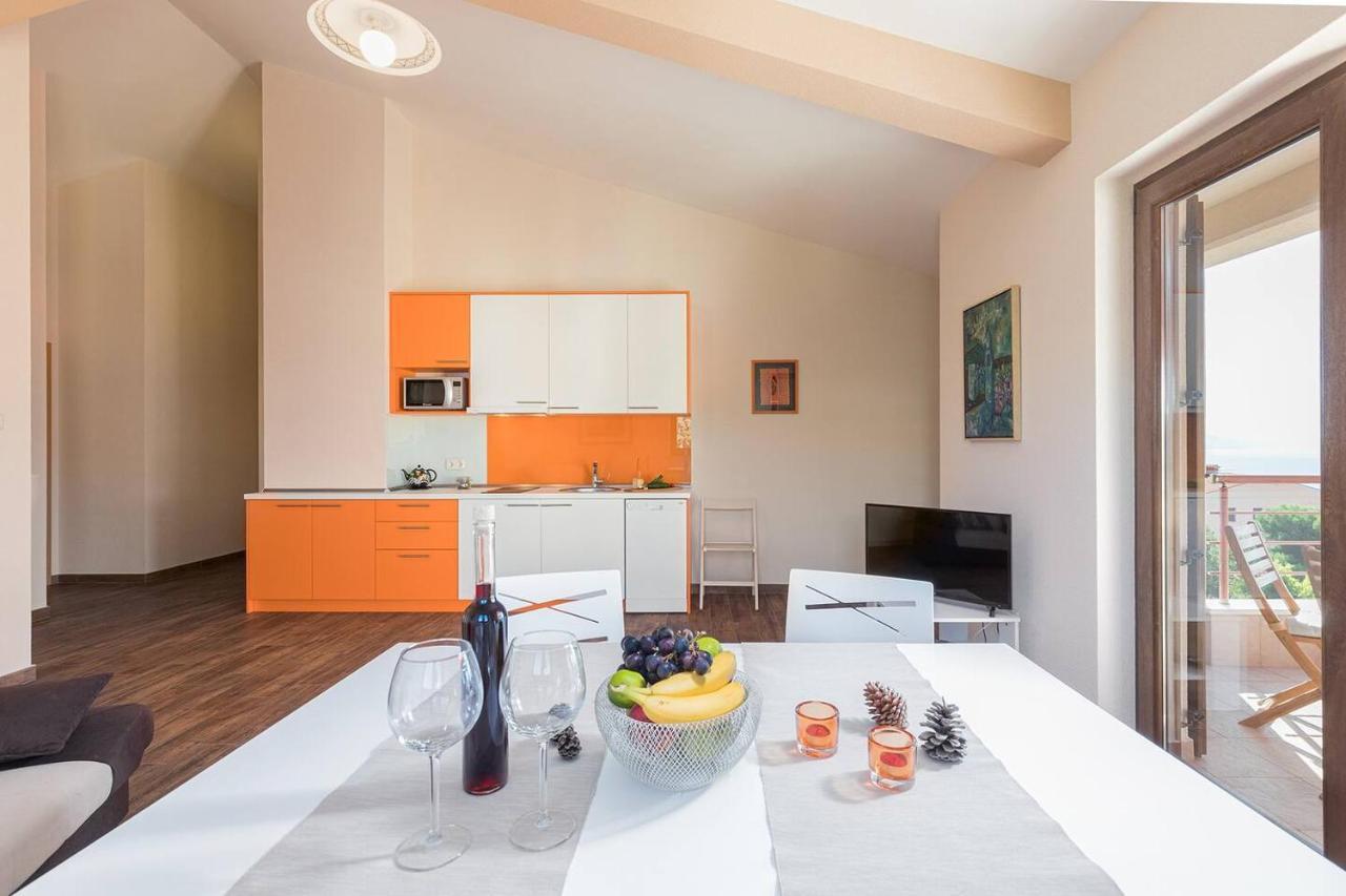 E&T Apartments With A Beautiful Pool Rabac Esterno foto