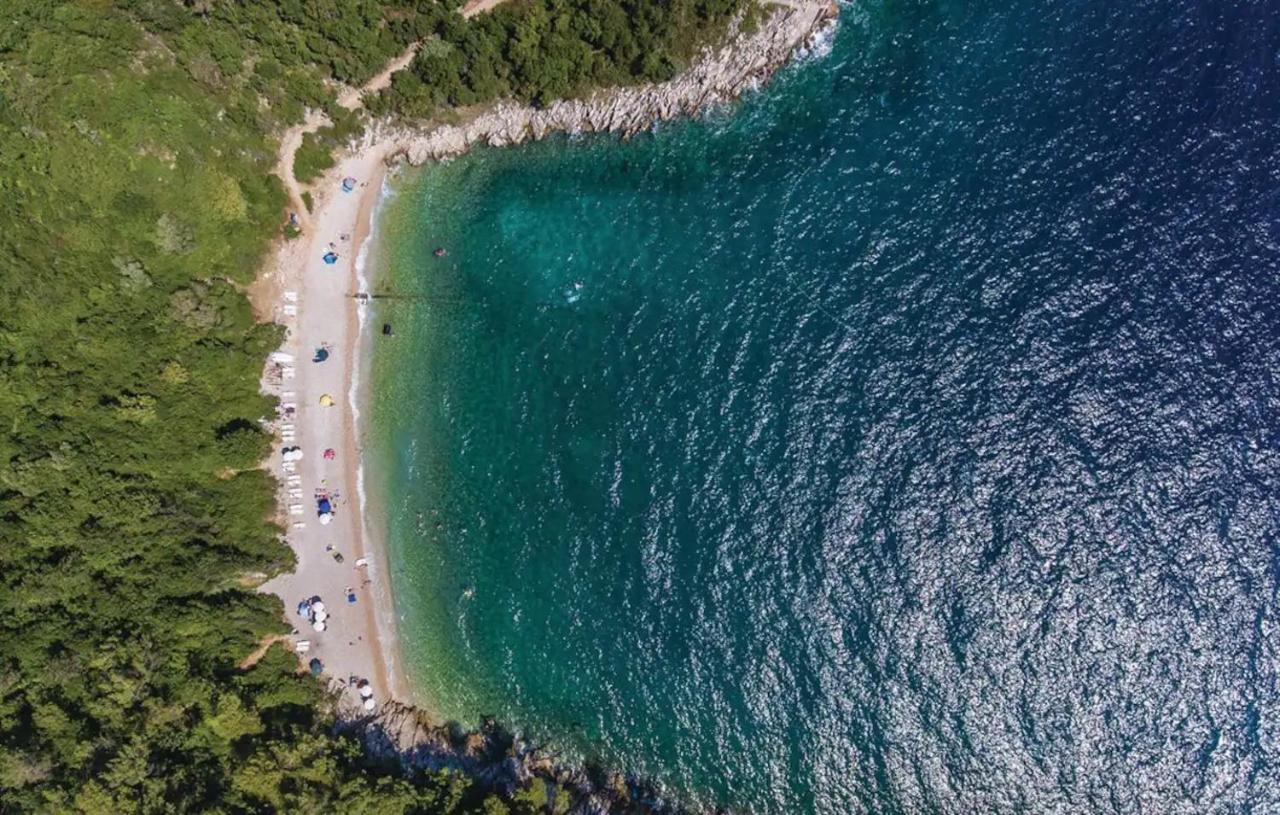 E&T Apartments With A Beautiful Pool Rabac Esterno foto