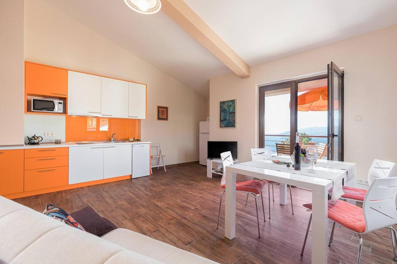 E&T Apartments With A Beautiful Pool Rabac Esterno foto