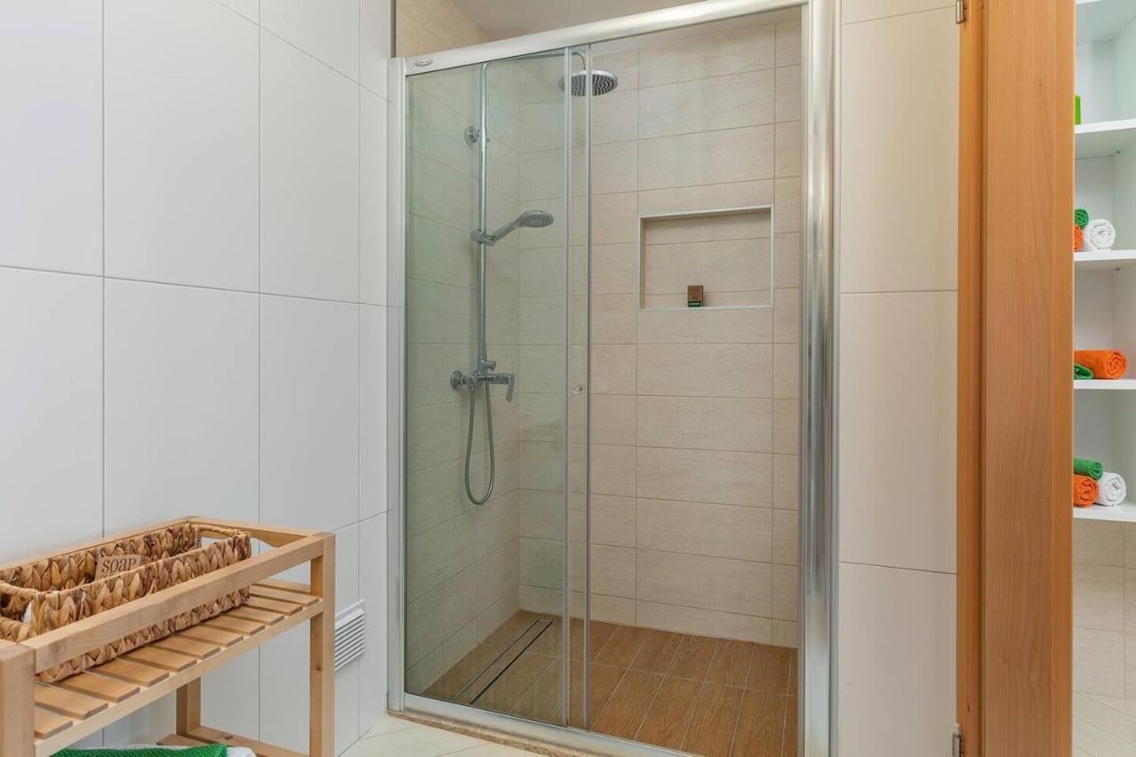 E&T Apartments With A Beautiful Pool Rabac Esterno foto