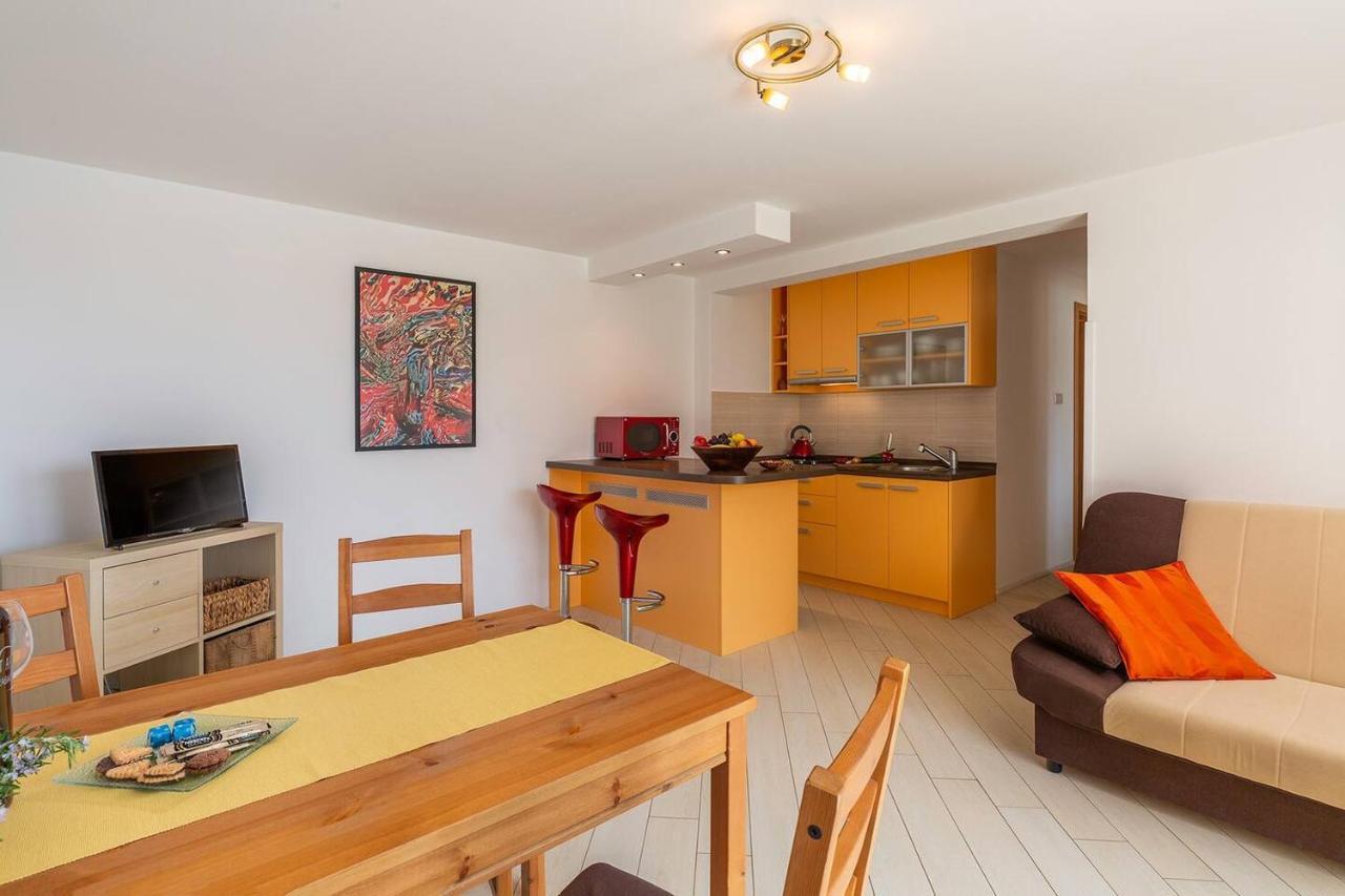 E&T Apartments With A Beautiful Pool Rabac Esterno foto