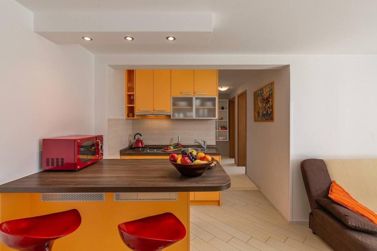 E&T Apartments With A Beautiful Pool Rabac Esterno foto