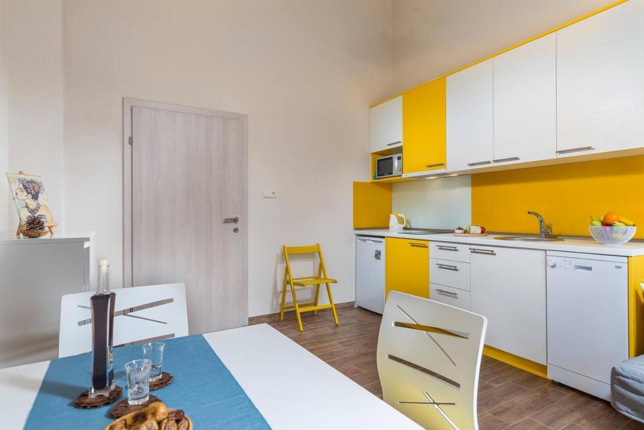 E&T Apartments With A Beautiful Pool Rabac Esterno foto